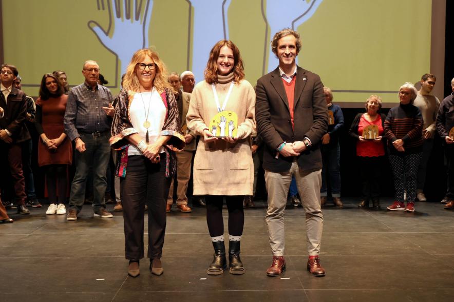  Gala del Voluntariado 2022 - Posado de varios homenajeados con el alcalde Retolaza.