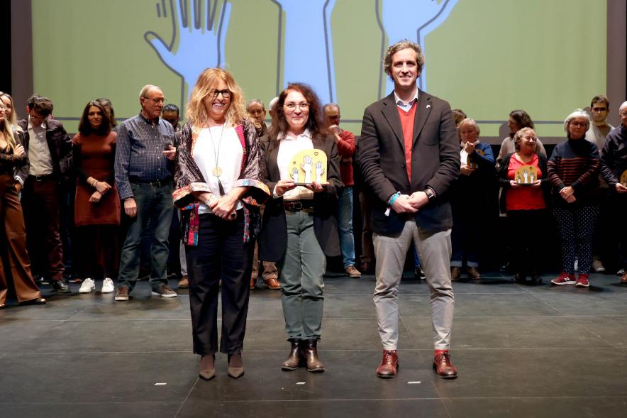   Gala del Voluntariado 2022 - Posado de una homenajeada con el alcalde Retolaza y la concejal Inmaculada Puyalto.                       