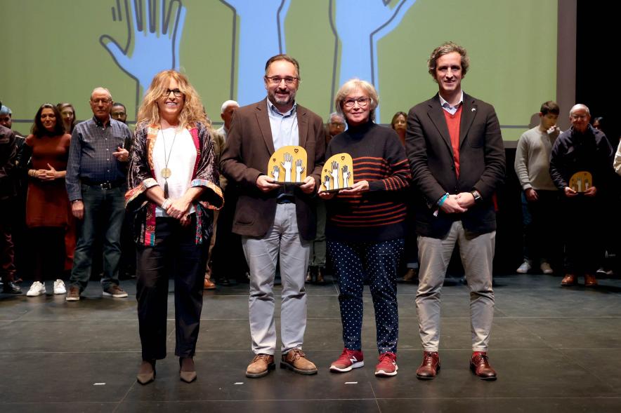  Gala del Voluntariado 2022 - Posado de una homenajeada con el alcalde Retolaza y la concejal Inmaculada Puyalto.    