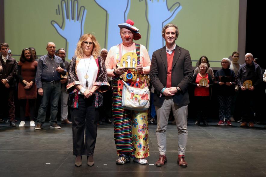  Gala del Voluntariado 2022 - Posado de un Payaso, homenajeado, con el alcalde Retolaza y la concejal Inmaculada Puyalto.