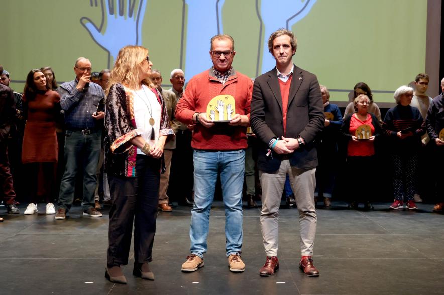  Gala del Voluntariado 2022 - Posado de un homenajeado con el alcalde Retolaza y la concejal Inmaculada Puyalto.    