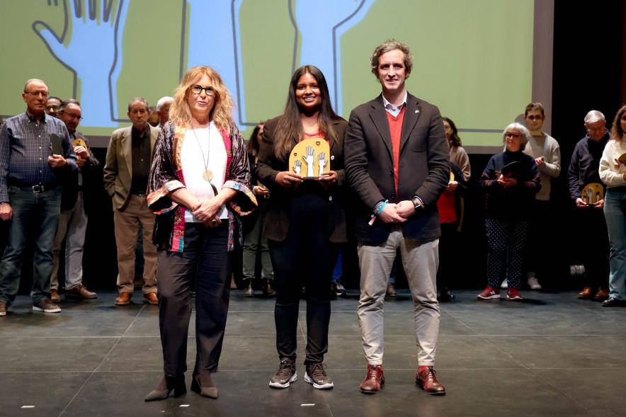  Gala del Voluntariado 2022 - Posado de una homenajeada con el alcalde Retolaza y la concejal Inmaculada Puyalto.    