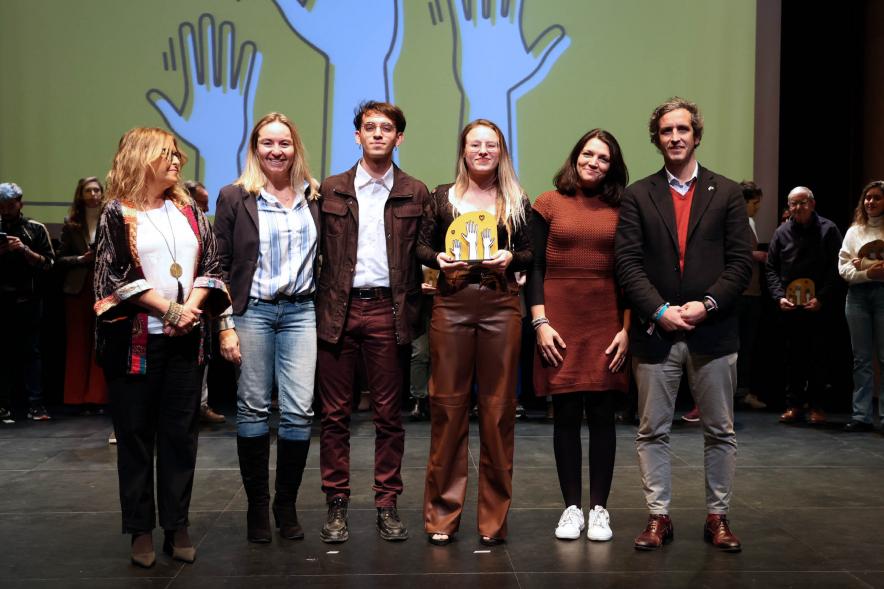     Gala del Voluntariado 2022 - Posado de varios homenajeados con el alcalde Retolaza.