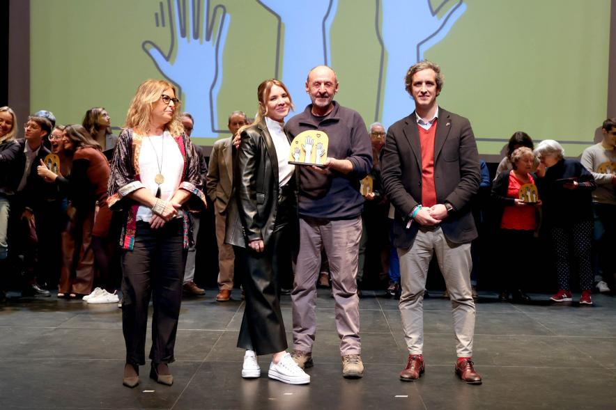  Gala del Voluntariado 2022 - Posado de una homenajeada con el alcalde Retolaza y la concejal Inmaculada Puyalto.    