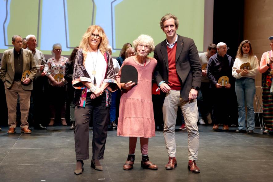   Gala del Voluntariado 2022 - Posado de una homenajeada con el alcalde Retolaza y la concejal Inmaculada Puyalto.    