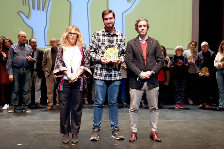 Gala del Voluntariado 2022 - Posado de una homenajeada con el alcalde Retolaza y la concejal Inmaculada Puyalto.    
