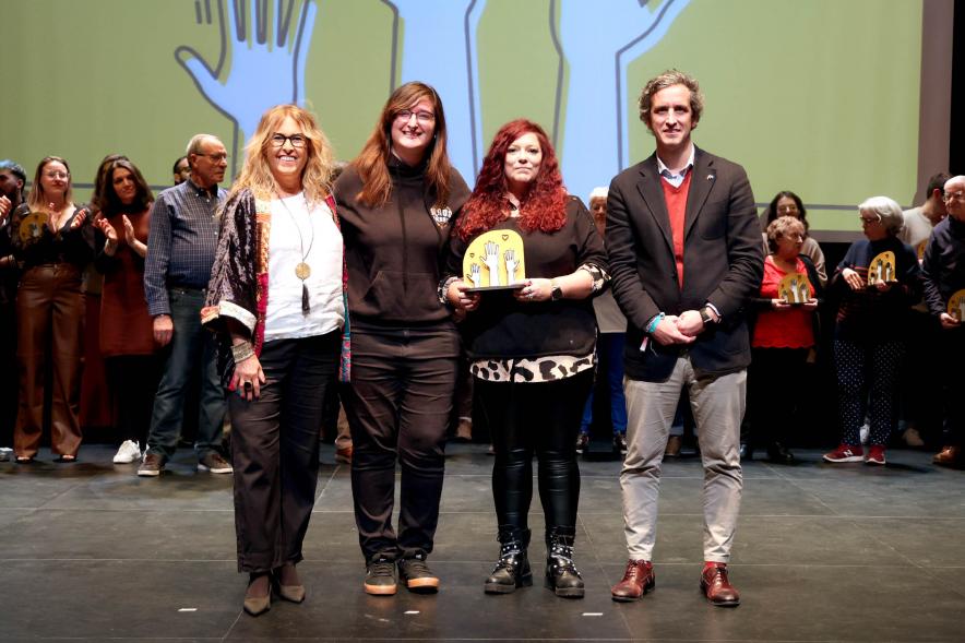   Gala del Voluntariado 2022 - Posado de varios homenajeados con el alcalde Retolaza y la concejal Inmaculada Puyalto..