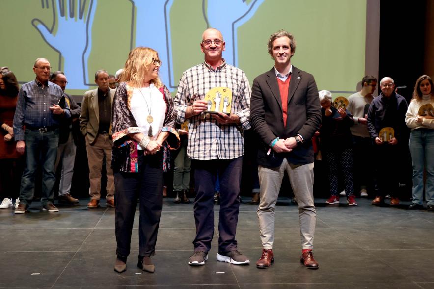  Gala del Voluntariado 2022 - Posado de un homenajeado con el alcalde Retolaza y la concejal Inmaculada Puyalto.    