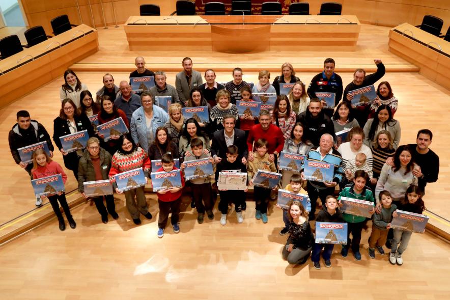 Entrega de Monopolys Campaña de Comercio Local (Mañana) - Imagen cenital de los ganadores del Monopolys de Alcobendas de la Campaña de Comercio Local en el salón de Plenos del Ayuntamiento.