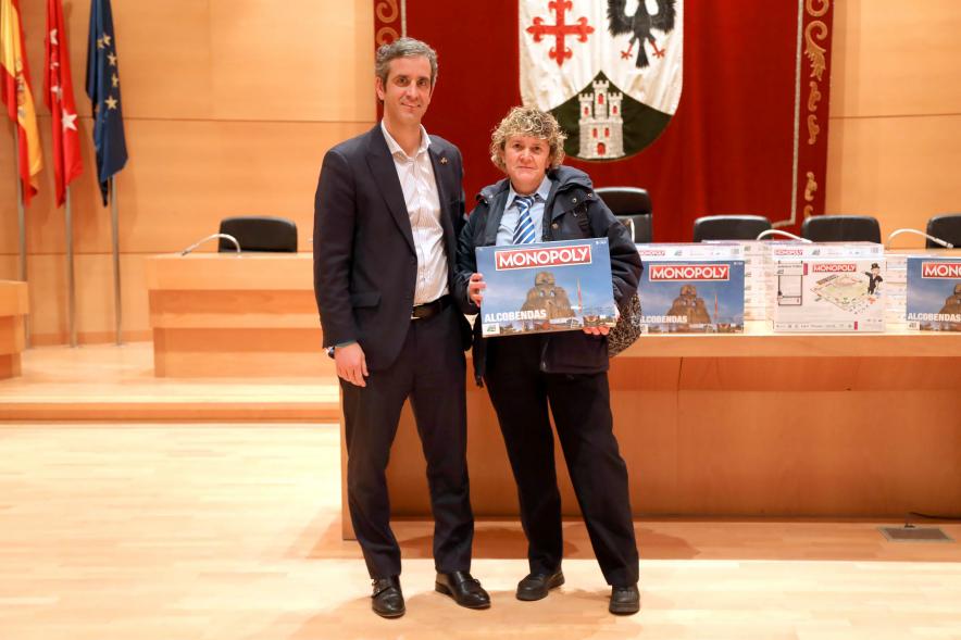 Entrega de Monopolys Campaña de Comercio Local (Tarde) - Imagen del alcalde Aitor Retolaza posando junto a uno de los ganadores del Monopoly de Alcobendas.