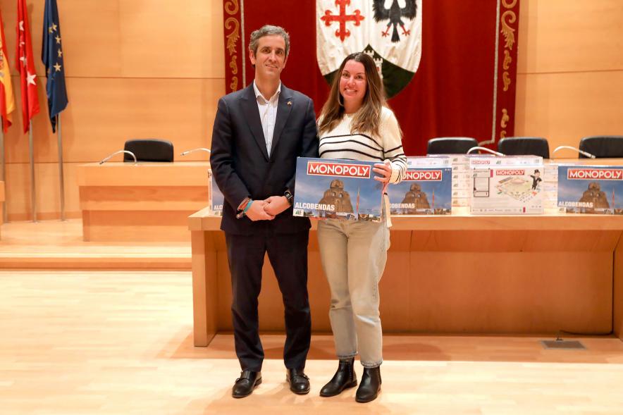  Entrega de Monopolys Campaña de Comercio Local (Tarde) - Imagen del alcalde Aitor Retolaza posando junto a una de las ganadoras del Monopoly de Alcobendas.