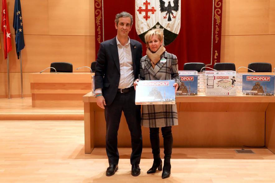 Entrega de Monopolys Campaña de Comercio Local (Tarde) - Imagen del alcalde Aitor Retolaza posando junto a una de las ganadoras del Monopoly de Alcobendas.