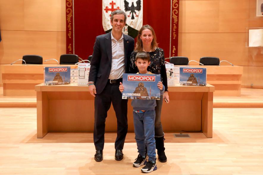 Entrega de Monopolys Campaña de Comercio Local (Tarde) -  Imagen del alcalde Aitor Retolaza posando junto a unos  ganadores del Monopoly de Alcobendas.
