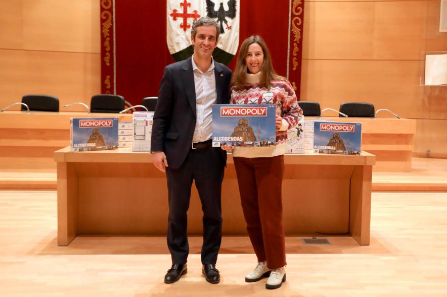 Entrega de Monopolys Campaña de Comercio Local (Tarde) - Imagen del alcalde Aitor Retolaza posando junto a una de las ganadoras del Monopoly de Alcobendas.