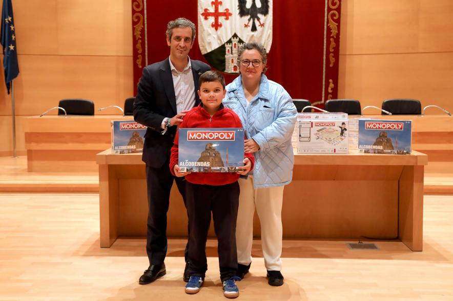  Entrega de Monopolys Campaña de Comercio Local (Tarde) - Imagen del alcalde Aitor Retolaza posando junto a unos  ganadores del Monopoly de Alcobendas.