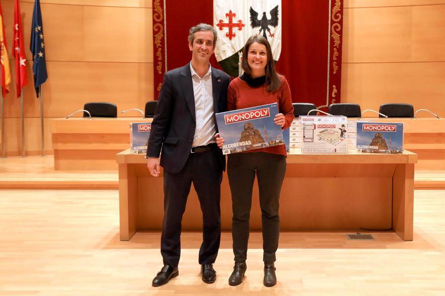 Entrega de Monopolys Campaña de Comercio Local (Tarde) - Imagen del alcalde Aitor Retolaza posando junto a una de las ganadoras del Monopoly de Alcobendas.