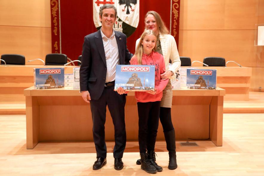  Entrega de Monopolys Campaña de Comercio Local (Tarde) - Imagen del alcalde Aitor Retolaza posando junto a unos  ganadores del Monopoly de Alcobendas.