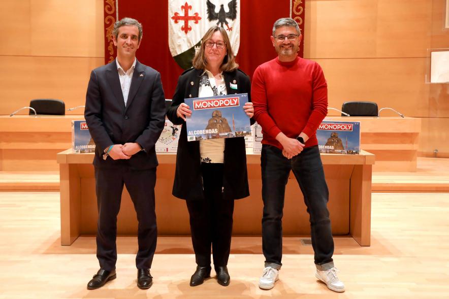 Entrega de Monopolys Campaña de Comercio Local (Tarde) - Imagen del alcalde Aitor Retolaza y el vicealcalde Rafael Sánchez Acera junto a una de las ganadoras del Monopoly de Alcobendas.