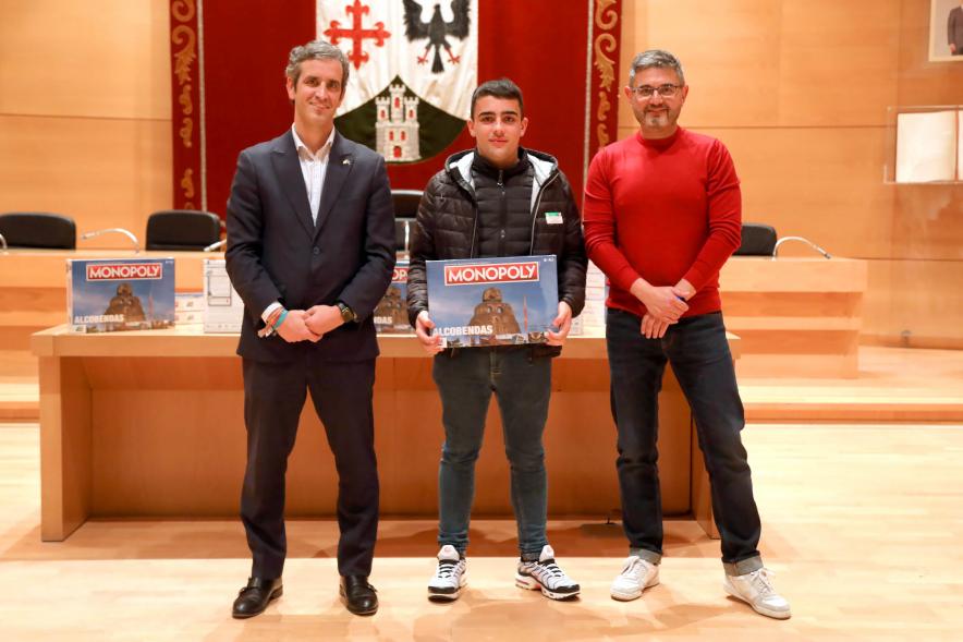 Entrega de Monopolys Campaña de Comercio Local (Tarde) - Imagen del alcalde Aitor Retolaza y el vicealcalde Rafael Sánchez Acera junto a uno de los ganadores del Monopoly de Alcobendas.