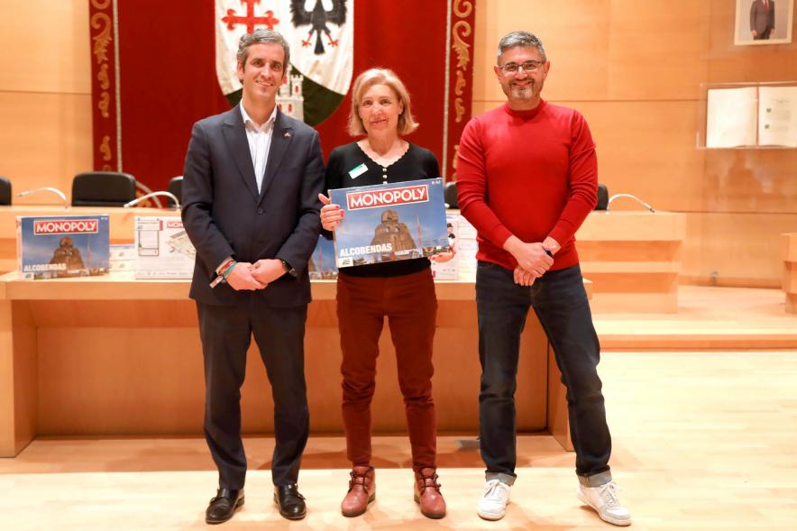  Entrega de Monopolys Campaña de Comercio Local (Tarde) - Imagen del alcalde Aitor Retolaza y el vicealcalde Rafael Sánchez Acera junto a una de las ganadoras del Monopoly de Alcobendas.