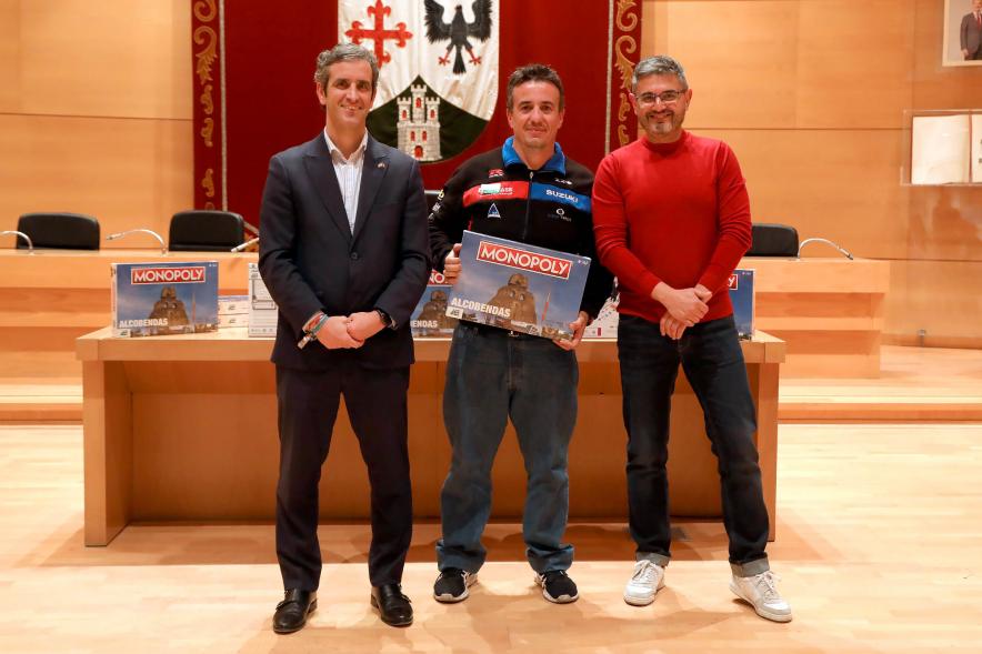  Entrega de Monopolys Campaña de Comercio Local (Tarde) -  Imagen del alcalde Aitor Retolaza y el vicealcalde Rafael Sánchez Acera junto a uno de los ganadores del Monopoly de Alcobendas.