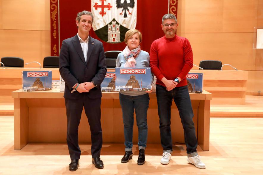  Imagen del alcalde Aitor Retolaza y el vicealcalde Rafael Sánchez Acera junto a una de las ganadoras del Monopoly de Alcobendas.