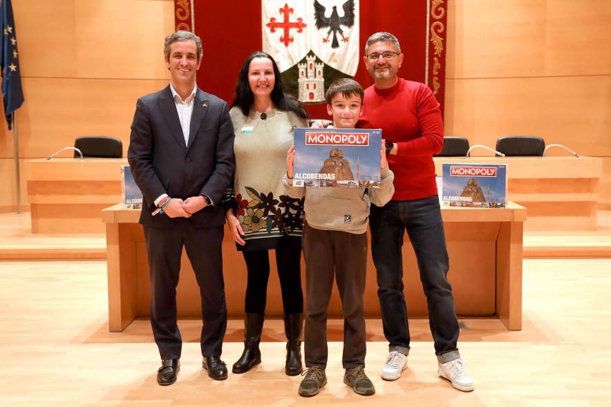 Entrega de Monopolys Campaña de Comercio Local (Tarde) - Imagen del alcalde Aitor Retolaza y el vicealcalde Rafael Sánchez Acera junto a unos ganadores del Monopoly de Alcobendas.
