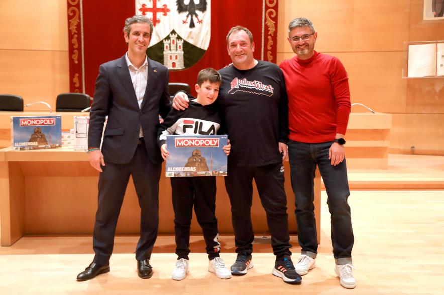 Entrega de Monopolys Campaña de Comercio Local (Tarde) -  Imagen del alcalde Aitor Retolaza y el vicealcalde Rafael Sánchez Acera junto a unos ganadores del Monopoly de Alcobendas.