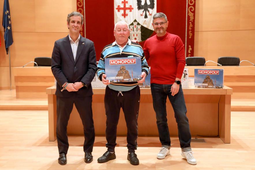  Entrega de Monopolys Campaña de Comercio Local (Tarde) - Imagen del alcalde Aitor Retolaza y el vicealcalde Rafael Sánchez Acera junto a uno de los ganadores del Monopoly de Alcobendas.