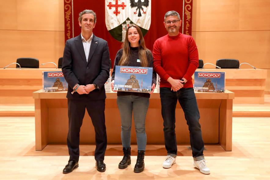 Entrega de Monopolys Campaña de Comercio Local (Tarde) - Imagen del alcalde Aitor Retolaza y el vicealcalde Rafael Sánchez Acera junto a una de las ganadoras del Monopoly de Alcobendas.