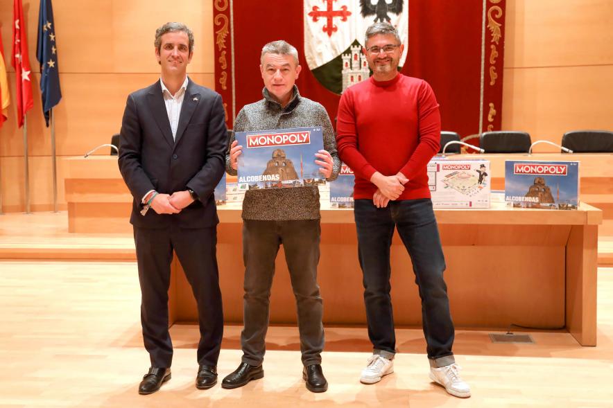 Entrega de Monopolys Campaña de Comercio Local (Tarde) -  Imagen del alcalde Aitor Retolaza y el vicealcalde Rafael Sánchez Acera junto a uno de los ganadores del Monopoly de Alcobendas.