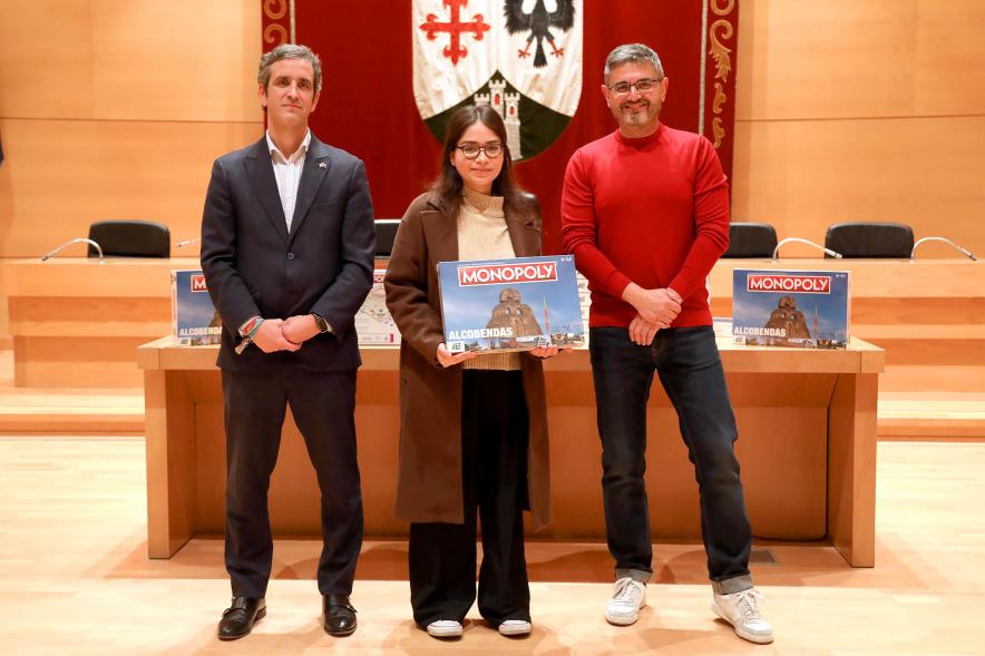  Entrega de Monopolys Campaña de Comercio Local (Tarde) -  Imagen del alcalde Aitor Retolaza y el vicealcalde Rafael Sánchez Acera junto a una de las ganadoras del Monopoly de Alcobendas.