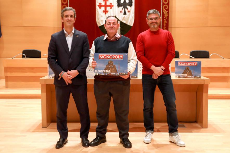  Entrega de Monopolys Campaña de Comercio Local (Tarde) - Imagen del alcalde Aitor Retolaza y el vicealcalde Rafael Sánchez Acera junto a uno de los ganadores del Monopoly de Alcobendas.