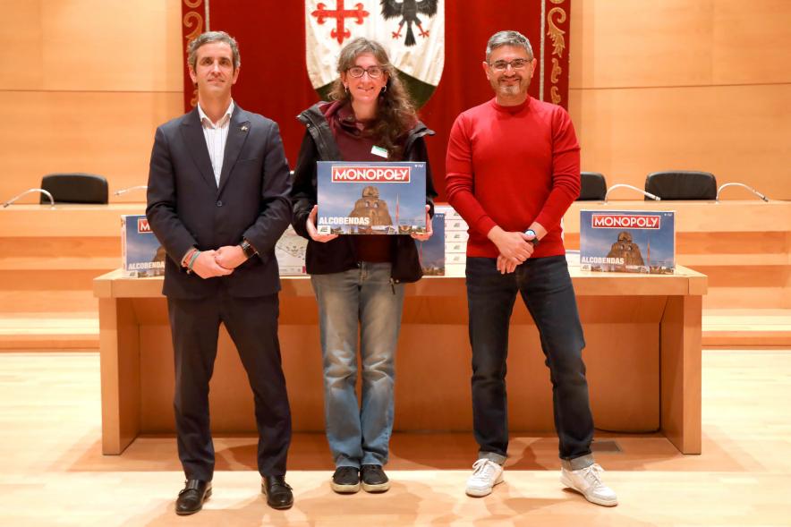 Entrega de Monopolys Campaña de Comercio Local (Tarde) - Imagen del alcalde Aitor Retolaza y el vicealcalde Rafael Sánchez Acera junto a una de las ganadoras del Monopoly de Alcobendas.