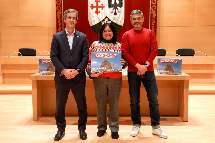 Entrega de Monopolys Campaña de Comercio Local (Tarde) - Imagen del alcalde Aitor Retolaza y el vicealcalde Rafael Sánchez Acera junto a una de las ganadoras del Monopoly de Alcobendas.