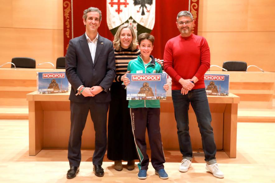  Entrega de Monopolys Campaña de Comercio Local (Tarde) - Imagen del alcalde Aitor Retolaza y el vicealcalde Rafael Sánchez Acera junto a unos ganadores del Monopoly de Alcobendas.
