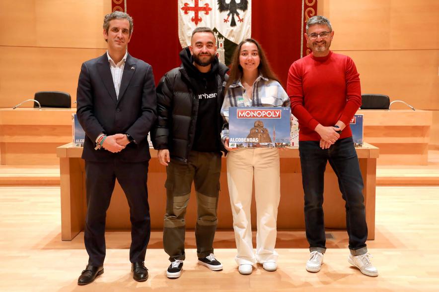 Entrega de Monopolys Campaña de Comercio Local (Tarde) - Imagen del alcalde Aitor Retolaza y el vicealcalde Rafael Sánchez Acera junto a unos ganadores del Monopoly de Alcobendas.