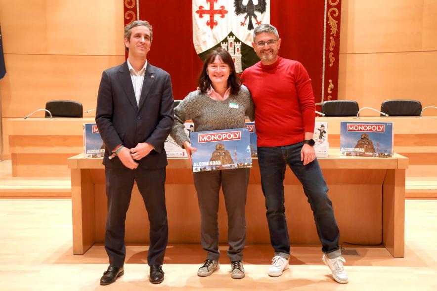 Entrega de Monopolys Campaña de Comercio Local (Tarde) -  Imagen del alcalde Aitor Retolaza y el vicealcalde Rafael Sánchez Acera junto a una de las ganadoras del Monopoly de Alcobendas. 
