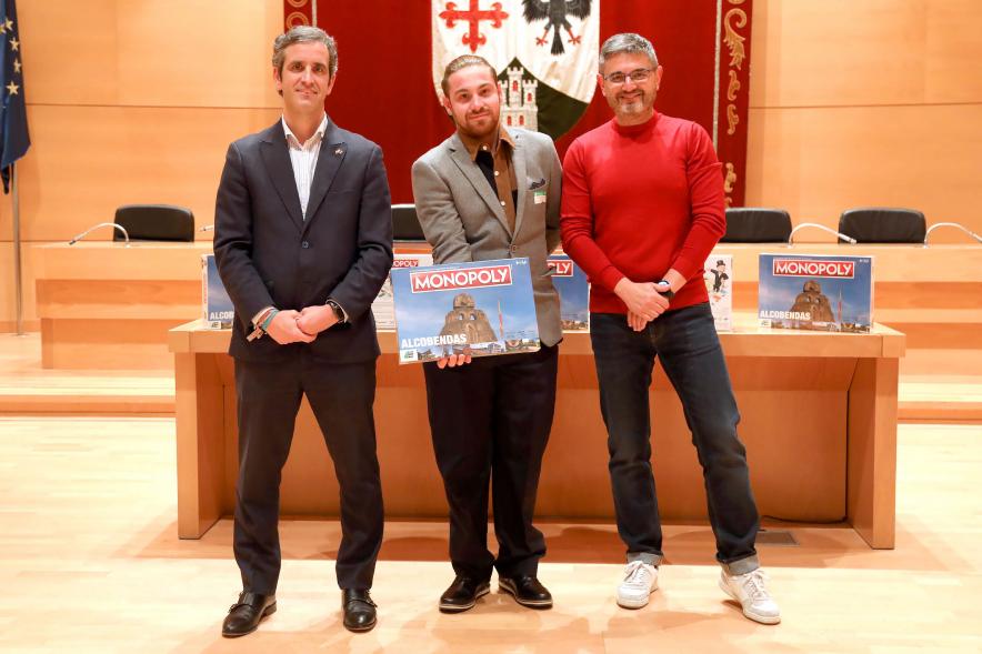  Entrega de Monopolys Campaña de Comercio Local (Tarde) - Imagen del alcalde Aitor Retolaza y el vicealcalde Rafael Sánchez Acera junto a uno de los ganadores del Monopoly de Alcobendas.
