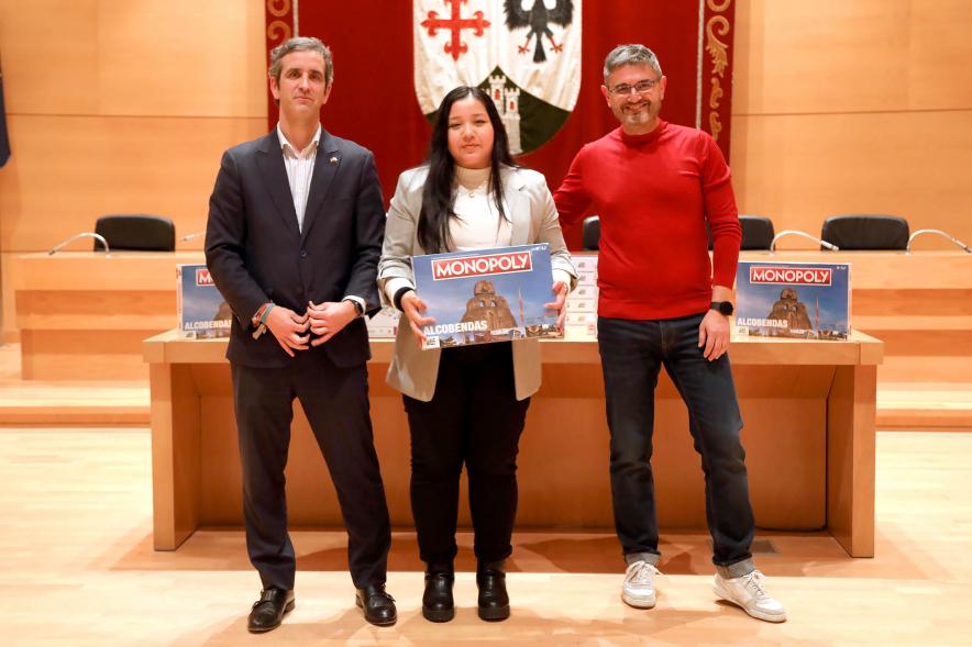  Entrega de Monopolys Campaña de Comercio Local (Tarde) - Imagen del alcalde Aitor Retolaza y el vicealcalde Rafael Sánchez Acera junto a una de las ganadoras del Monopoly de Alcobendas.