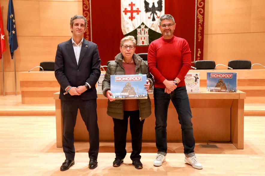 Entrega de Monopolys Campaña de Comercio Local (Tarde) - Imagen del alcalde Aitor Retolaza y el vicealcalde Rafael Sánchez Acera junto a una de las ganadoras del Monopoly de Alcobendas.