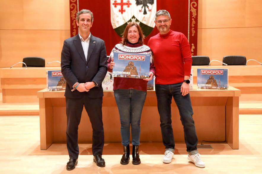  Entrega de Monopolys Campaña de Comercio Local (Tarde) - Imagen del alcalde Aitor Retolaza y el vicealcalde Rafael Sánchez Acera junto a una de las ganadoras del Monopoly de Alcobendas.