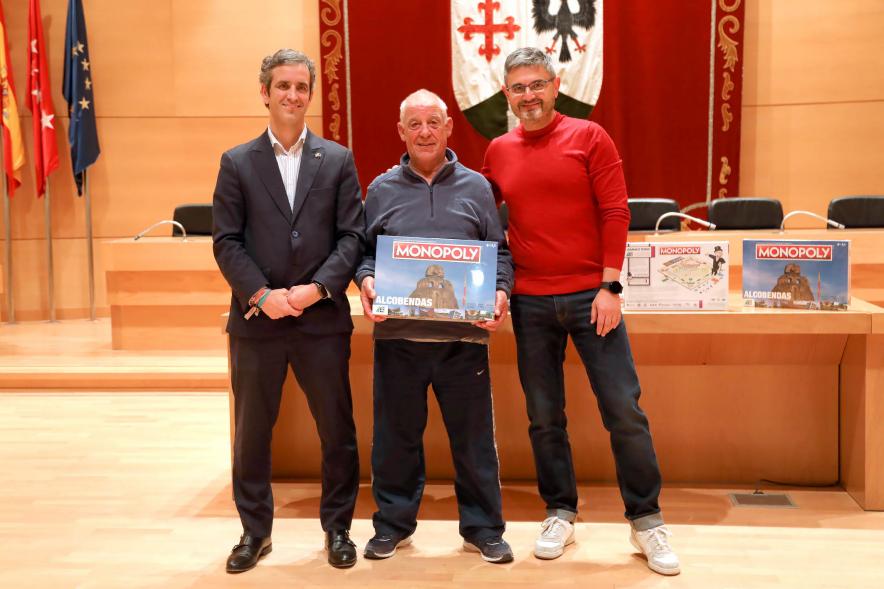  Entrega de Monopolys Campaña de Comercio Local (Tarde) - Imagen del alcalde Aitor Retolaza y el vicealcalde Rafael Sánchez Acera junto a uno de los ganadores del Monopoly de Alcobendas.