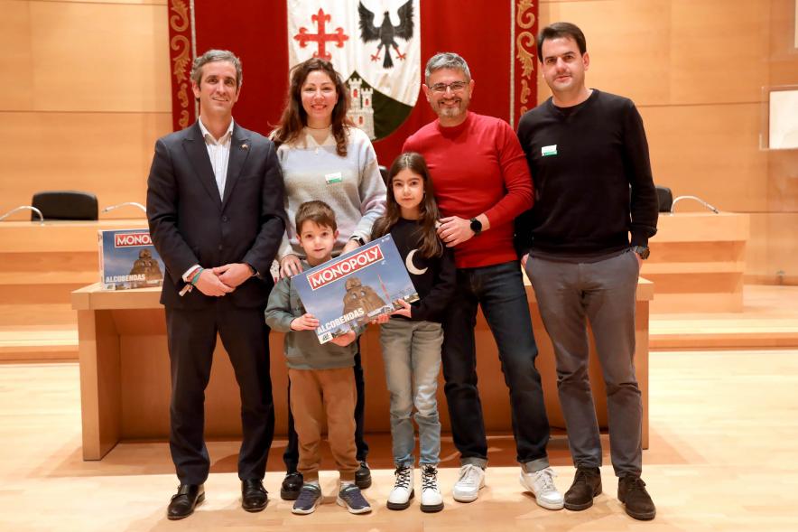  Entrega de Monopolys Campaña de Comercio Local (Tarde) - Imagen del alcalde Aitor Retolaza y el vicealcalde Rafael Sánchez Acera junto a unos ganadores del Monopoly de Alcobendas.