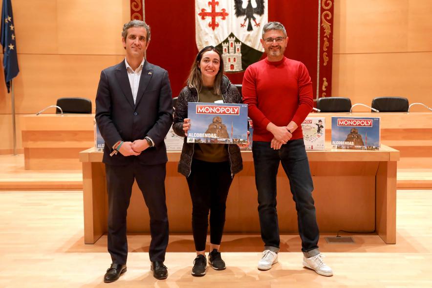 Entrega de Monopolys Campaña de Comercio Local (Tarde) - Imagen del alcalde Aitor Retolaza y el vicealcalde Rafael Sánchez Acera junto a una de las ganadoras del Monopoly de Alcobendas.