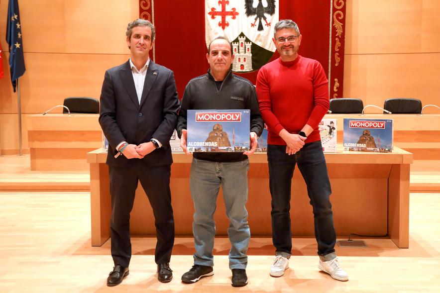 Entrega de Monopolys Campaña de Comercio Local (Tarde) - Imagen del alcalde Aitor Retolaza y el vicealcalde Rafael Sánchez Acera junto a uno de los ganadores del Monopoly de Alcobendas.