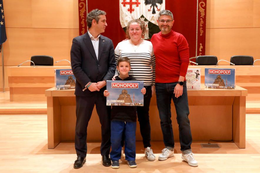 Entrega de Monopolys Campaña de Comercio Local (Tarde) - Imagen del alcalde Aitor Retolaza y el vicealcalde Rafael Sánchez Acera junto a unos ganadores del Monopoly de Alcobendas.