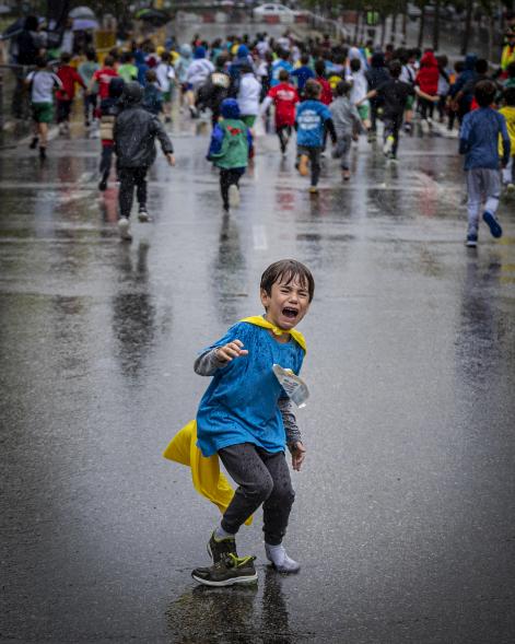 Milla Escolar 2022 - Desconsuelo de un niño por perder la zapatilla.
