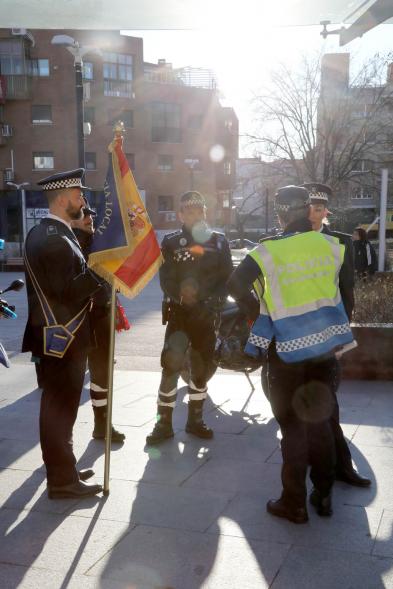 Ofrenda Floral 2023 - Imagen del grupo de oferentes de la Policía Municipal de Alcobendas, esperando para realizar la ofrenda.