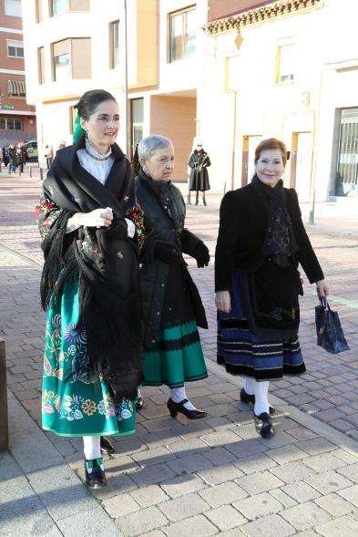 Ofrenda Floral 2023 - Imagen de un grupo de mujeres vestidas con traje regional.